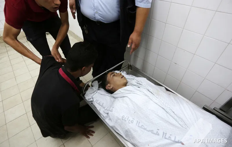 Relatives of Palestinian teenager Belal Khafaja, who was killed by Israeli forces during clashes in tents protest at the Israel-Gaza border, mourn over his body at a hospital in Rafah in the southern Gaza Strip on Septem...