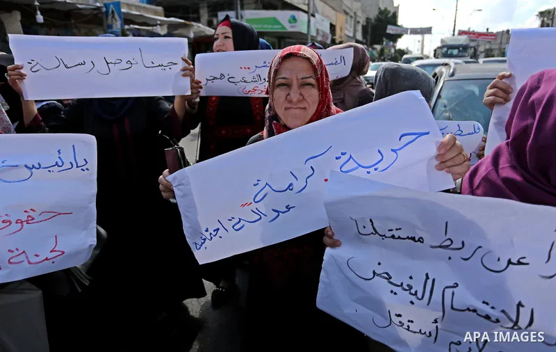 Palestinian graduates hold placards during a protest to demand their rights, outside the Ministry of Labor headquarters in Gaza city on September 9, 2018. Photo by Ashraf Amra