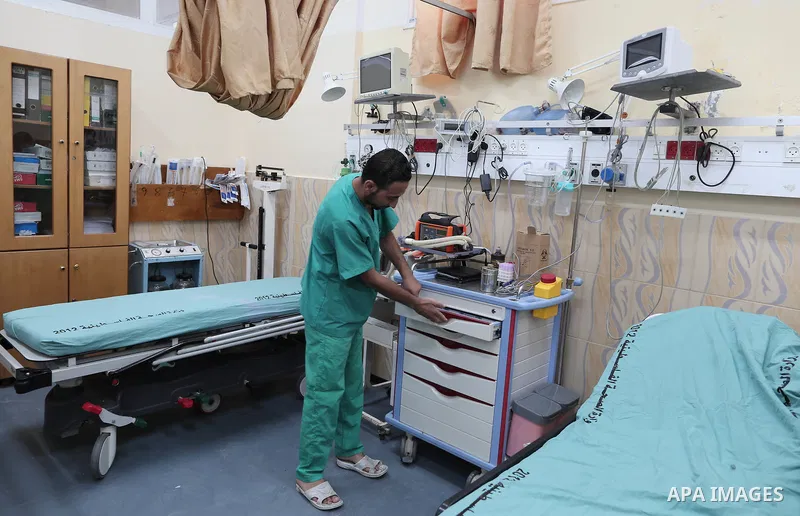 A Palestinian nurse works at Beit Hanoun hospital, during the continuing crisis of power outages, in Beit Hanoun in the northern Gaza Strip on September 9, 2018. Photo by Ramadan El-agha