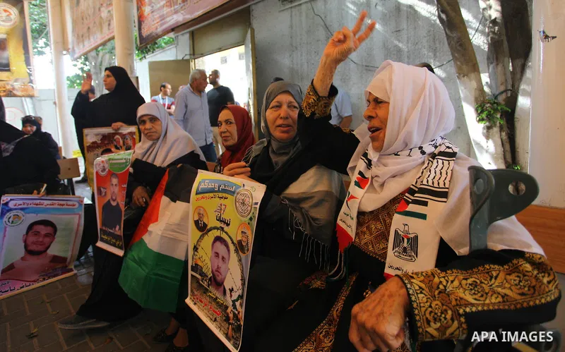 Palestinians take part in a protest to show solidarity with Palestinian prisoners held in Israeli jails, in front of Red cross office in Gaza city on September 10, 2018. Photo by Mahmoud Ajour