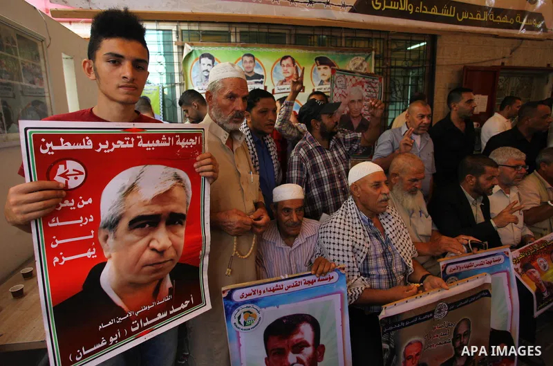 Palestinians take part in a protest to show solidarity with Palestinian prisoners held in Israeli jails, in front of Red cross office in Gaza city on September 10, 2018. Photo by Mahmoud Ajour