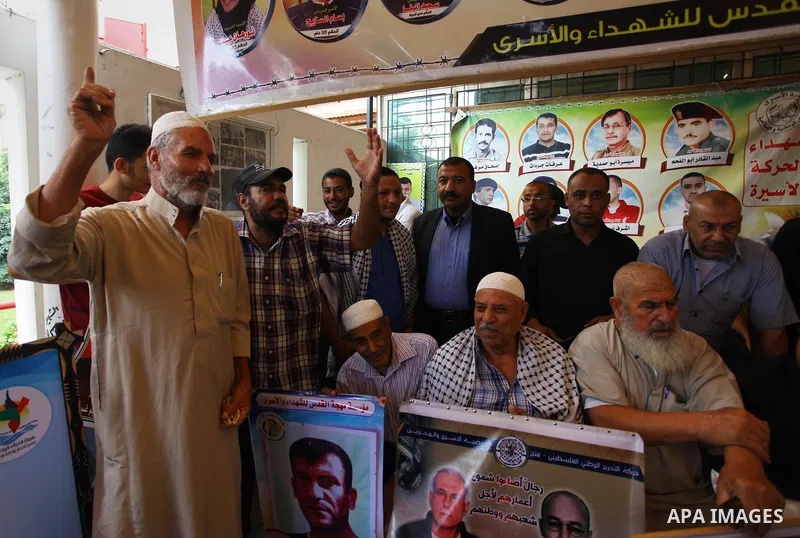 Palestinians take part in a protest to show solidarity with Palestinian prisoners held in Israeli jails, in front of Red cross office in Gaza city on September 10, 2018. Photo by Mahmoud Ajour