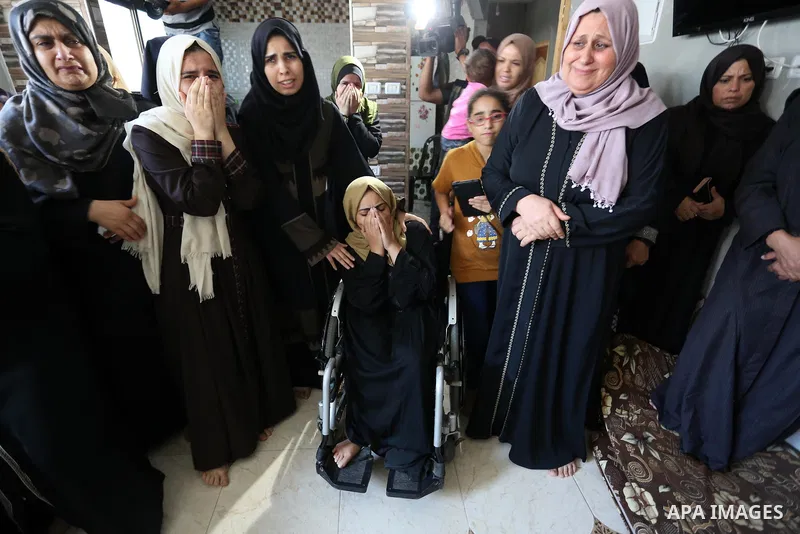 Relatives of Palestinian Mohammed Shaqoura, 21, who was shot dead by Israeli troops during clashes in tents protest at the Israel-Gaza border, mourn during his funeral in al-Maghazi in the center of Gaza Strip on Septemb...