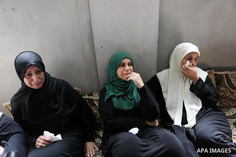 Relatives of Palestinian Mohammed Shaqoura, 21, who was shot dead by Israeli troops during clashes in tents protest at the Israel-Gaza border, mourn during his funeral in al-Maghazi in the center of Gaza Strip on Septemb...