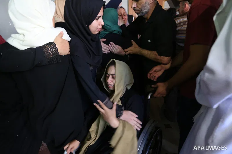 Relatives of Palestinian Mohammed Shaqoura, 21, who was shot dead by Israeli troops during clashes in tents protest at the Israel-Gaza border, mourn during his funeral in al-Maghazi in the center of Gaza Strip on Septemb...