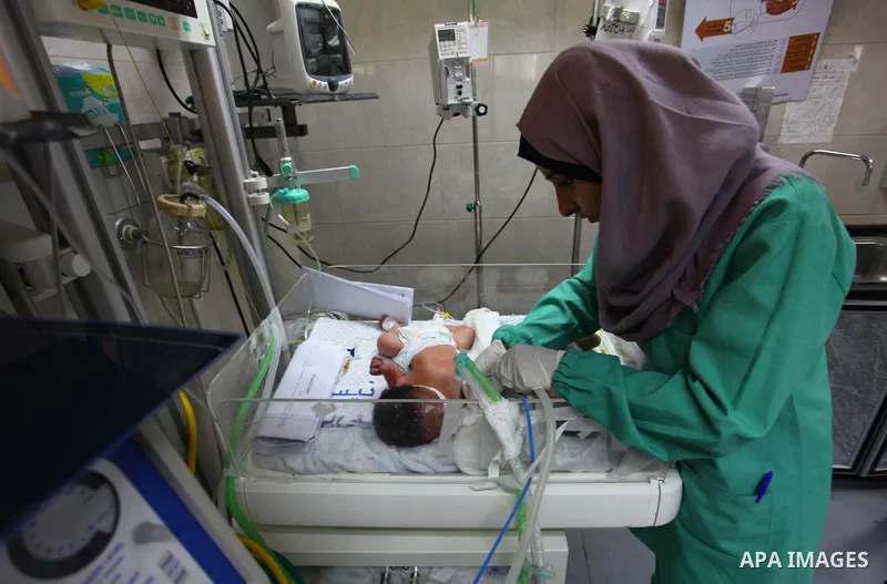 A Palestinian nurse checks on a baby in an incubator at the neonatal intensive care unit , at al-Shifa hospital, during the crisis of power outages in the Gaza City, on September 16, 2018. Photo by Mahmoud Ajour