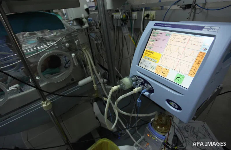 A Palestinian baby lies in an incubator at the neonatal intensive care unit , at al-Shifa hospital, during the crisis of power outages in the Gaza City, on September 16, 2018. Photo by Mahmoud Ajour