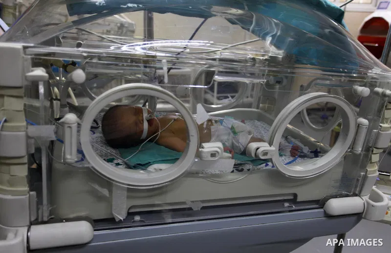 A Palestinian baby lies in an incubator at the neonatal intensive care unit , at al-Shifa hospital, during the crisis of power outages in the Gaza City, on September 16, 2018. Photo by Mahmoud Ajour