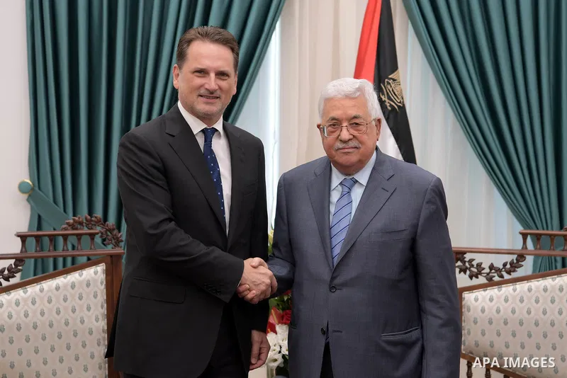 Palestinian President Mahmoud Abbas meets with Commissioner-General of the UN Relief and Works Agency (UNRWA) Pierre Krahenbuhl in the West Bank city of Ramallah on September 16, 2018. Photo by Thaer Ganaim