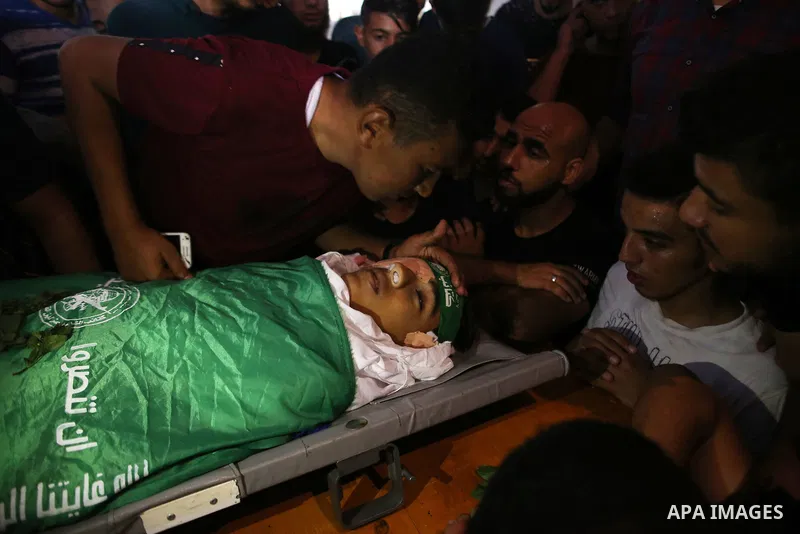Relatives of Palestinian Mo'men Abu Eyada 15, who was shot dead by Israeli troops during clashes in tents protest at the Israel-Gaza border, mourn over his body during his funeral in Rafah in the southern Gaza Strip on S...