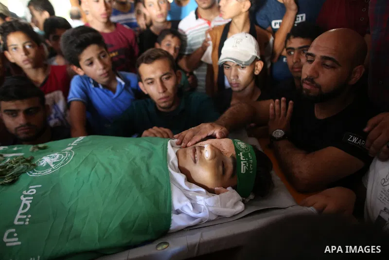 Relatives of Palestinian Mo'men Abu Eyada 15, who was shot dead by Israeli troops during clashes in tents protest at the Israel-Gaza border, mourn over his body during his funeral in Rafah in the southern Gaza Strip on S...