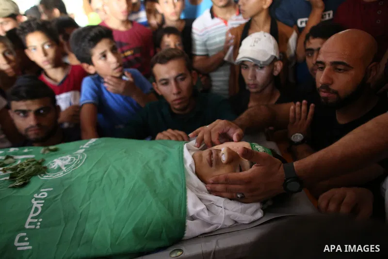 Relatives of Palestinian Mo'men Abu Eyada 15, who was shot dead by Israeli troops during clashes in tents protest at the Israel-Gaza border, mourn over his body during his funeral in Rafah in the southern Gaza Strip on S...