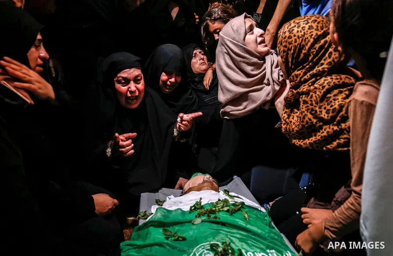 Relatives of Palestinian Mo'men Abu Eyada 15, who was shot dead by Israeli troops during clashes in tents protest at the Israel-Gaza border, mourn over his body during his funeral in Rafah in the southern Gaza Strip on S...