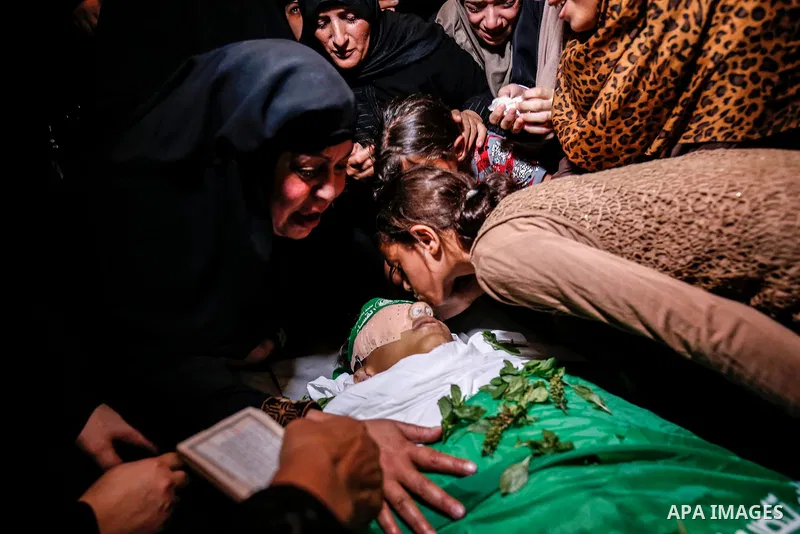 Relatives of Palestinian Mo'men Abu Eyada 15, who was shot dead by Israeli troops during clashes in tents protest at the Israel-Gaza border, mourn over his body during his funeral in Rafah in the southern Gaza Strip on S...