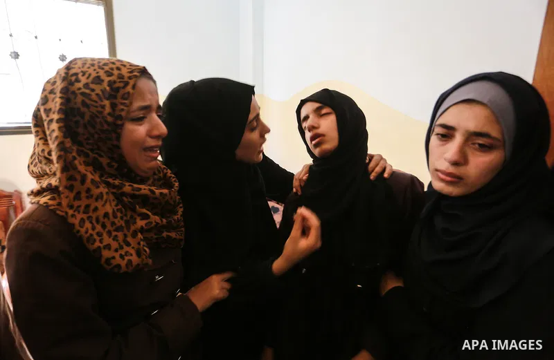 Relatives of Palestinian Mo'men Abu Eyada 15, who was shot dead by Israeli troops during clashes in tents protest at the Israel-Gaza border, mourn during his funeral in Rafah in the southern Gaza Strip on September 20, 2...