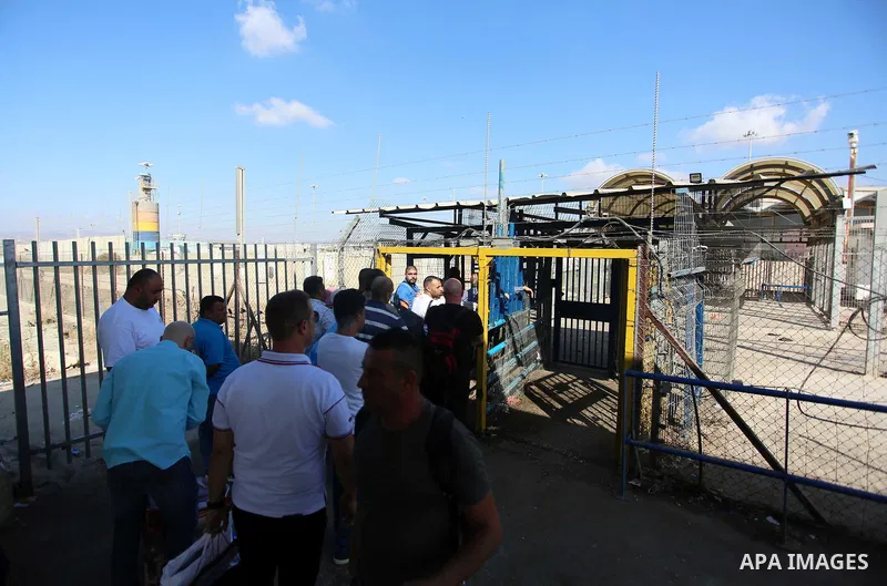 Palestinians make their way through Israeli checkpoint in the West Bank city of Jenin during Jewish holidays on September 20, 2018. Photo by Shadi Jarar'ah