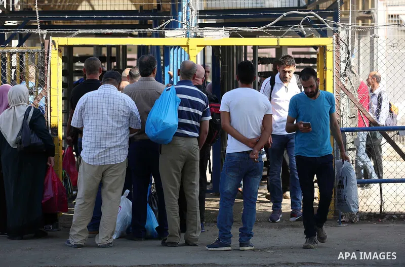 Palestinians make their way through Israeli checkpoint in the West Bank city of Jenin during Jewish holidays on September 20, 2018. Photo by Shadi Jarar'ah