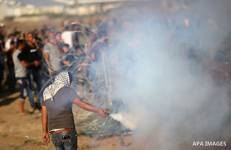 Palestinian protesters gather during clashes with Israeli troops in tents protest where Palestinians demand the right to return to their homeland at the Israel-Gaza border, in east of Gaza City on September 21, 2018. Pho...
