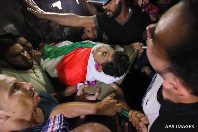 Mourners carry the body of Palestinian Kareem Kullab, 25, who was shot dead by Israeli forces during clashes in tents protest where Palestinians demand the right to return to their homeland at the Israel-Gaza border, dur...