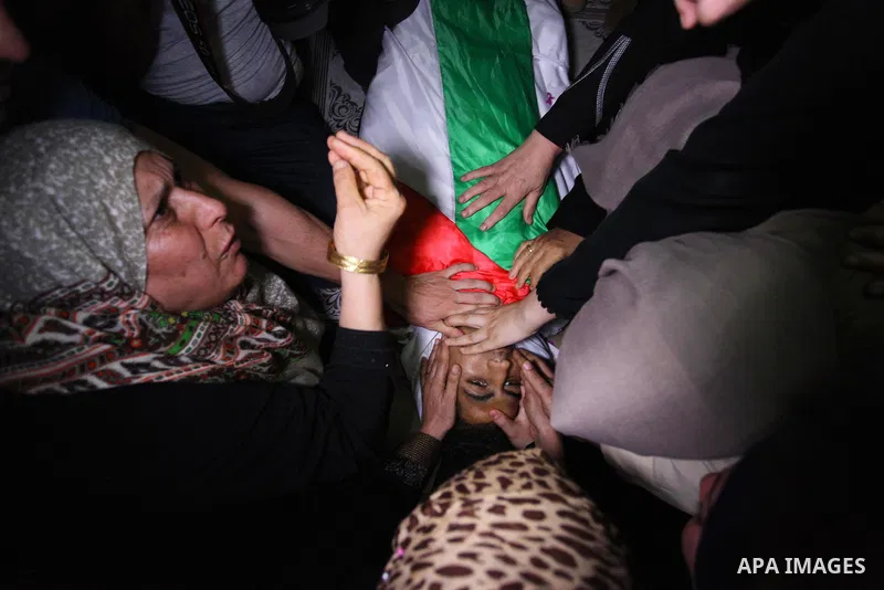 Relatives of Palestinian Kareem Kullab, 25, who was shot dead by Israeli forces during clashes in tents protest where Palestinians demand the right to return to their homeland at the Israel-Gaza border, mourn over his bo...