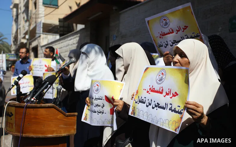 Palestinians take part in a protest to show solidarity with Palestinian prisoners held in Israeli jails, in front of Red cross office in Gaza city on September 23, 2018. Photo by Mahmoud Ajour