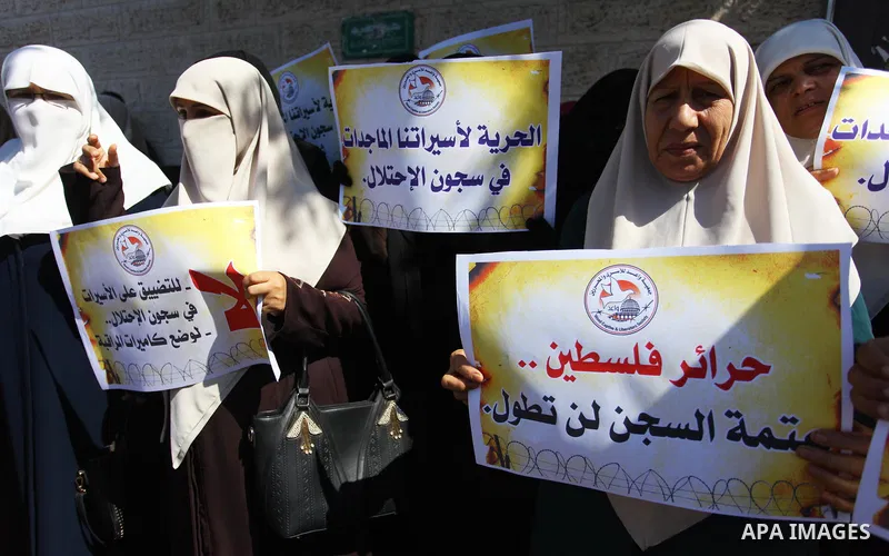 Palestinians take part in a protest to show solidarity with Palestinian prisoners held in Israeli jails, in front of Red cross office in Gaza city on September 23, 2018. Photo by Mahmoud Ajour