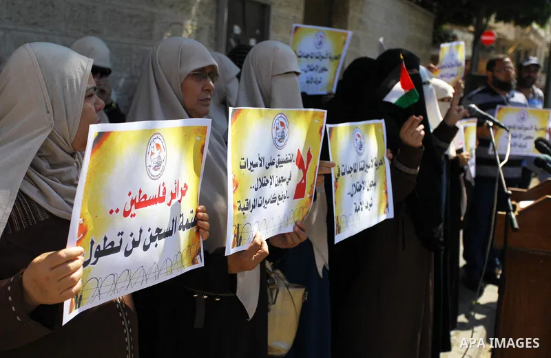 Palestinians take part in a protest to show solidarity with Palestinian prisoners held in Israeli jails, in front of Red cross office in Gaza city on September 23, 2018. Photo by Mahmoud Ajour