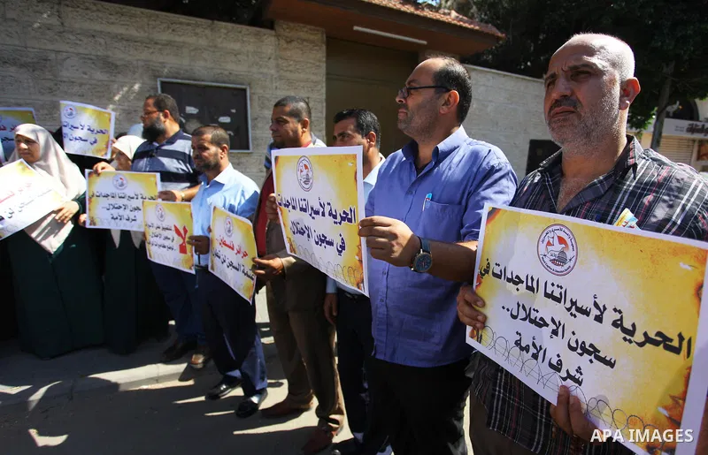 Palestinians take part in a protest to show solidarity with Palestinian prisoners held in Israeli jails, in front of Red cross office in Gaza city on September 23, 2018. Photo by Mahmoud Ajour