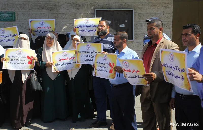 Palestinians take part in a protest to show solidarity with Palestinian prisoners held in Israeli jails, in front of Red cross office in Gaza city on September 23, 2018. Photo by Mahmoud Ajour