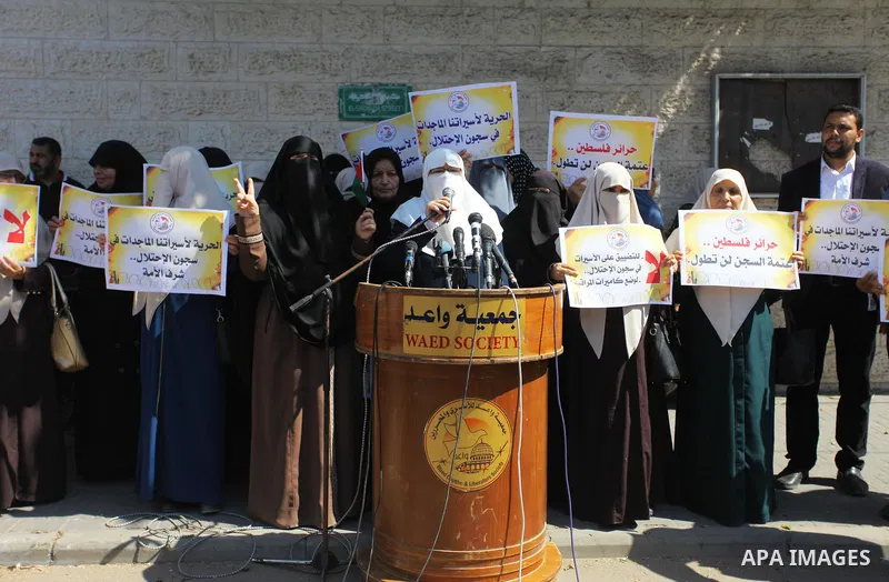Palestinians take part in a protest to show solidarity with Palestinian prisoners held in Israeli jails, in front of Red cross office in Gaza city on September 23, 2018. Photo by Mahmoud Ajour