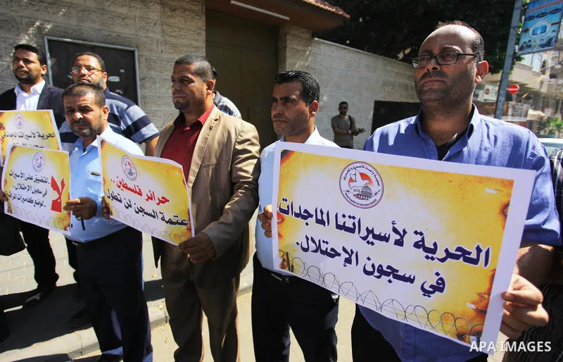 Palestinians take part in a protest to show solidarity with Palestinian prisoners held in Israeli jails, in front of Red cross office in Gaza city on September 23, 2018. Photo by Mahmoud Ajour