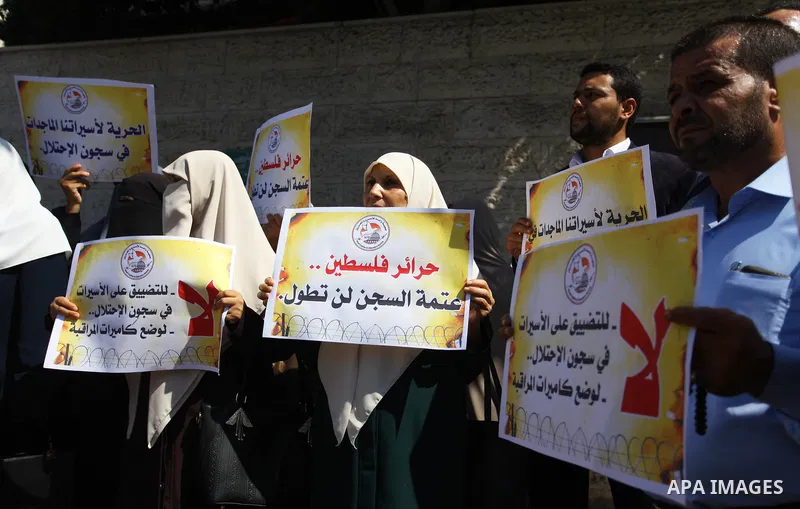 Palestinians take part in a protest to show solidarity with Palestinian prisoners held in Israeli jails, in front of Red cross office in Gaza city on September 23, 2018. Photo by Mahmoud Ajour
