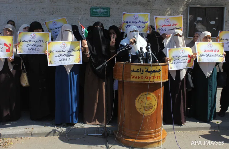 Palestinians take part in a protest to show solidarity with Palestinian prisoners held in Israeli jails, in front of Red cross office in Gaza city on September 23, 2018. Photo by Mahmoud Ajour