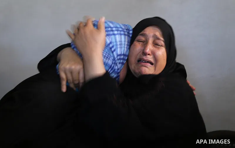 Relatives of Palestinian Emad Ishtawi, 21, who was shot dead by Israeli forces during clashes at the Israel-Gaza border, mourn during his funeral in Gaza City on September 23, 2018. Photo by Ashraf Amra