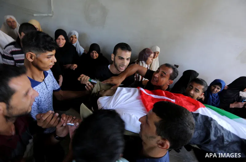 Relatives of Palestinian Emad Ishtawi, 21, who was shot dead by Israeli forces during clashes at the Israel-Gaza border, mourn during his funeral in Gaza City on September 23, 2018. Photo by Ashraf Amra