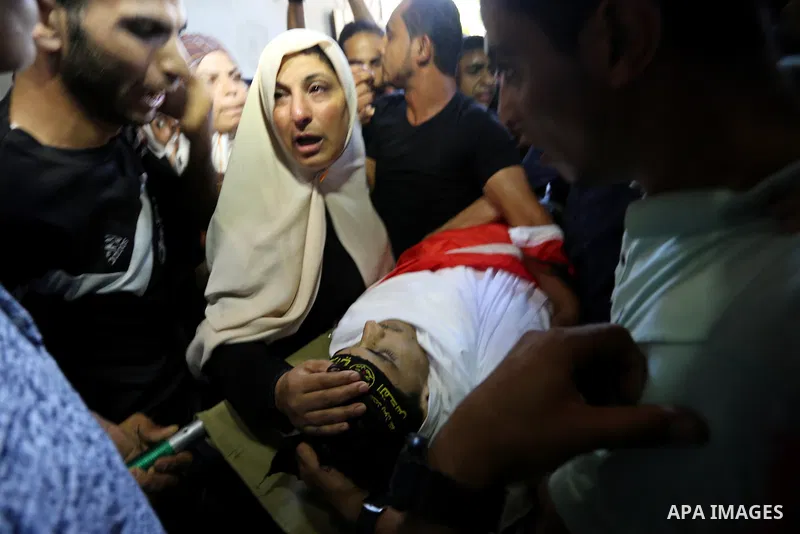 Relatives of Palestinian Emad Ishtawi, 21, who was shot dead by Israeli forces during clashes at the Israel-Gaza border, mourn during his funeral in Gaza City on September 23, 2018. Photo by Ashraf Amra