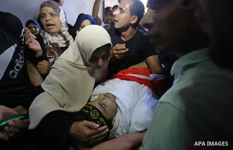 Relatives of Palestinian Emad Ishtawi, 21, who was shot dead by Israeli forces during clashes at the Israel-Gaza border, mourn during his funeral in Gaza City on September 23, 2018. Photo by Ashraf Amra