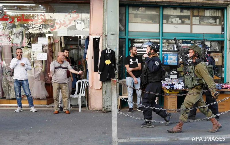 Religious Jews walk to visit the tomb of Biblical figure Othniel Ben Kenaz, in the occupied West Bank city of Hebron on September 25, 2018. Photo by Wisam Hashlamoun