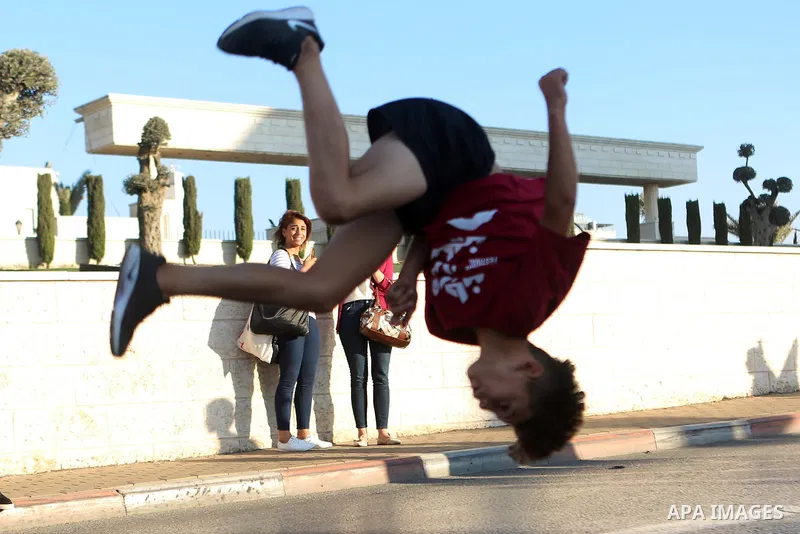 Palestinian participants perform at street during Palestine circus festival 2018, in the West Bank city of Ramallah on September 27, 2018. Photo by Shadi Hatem