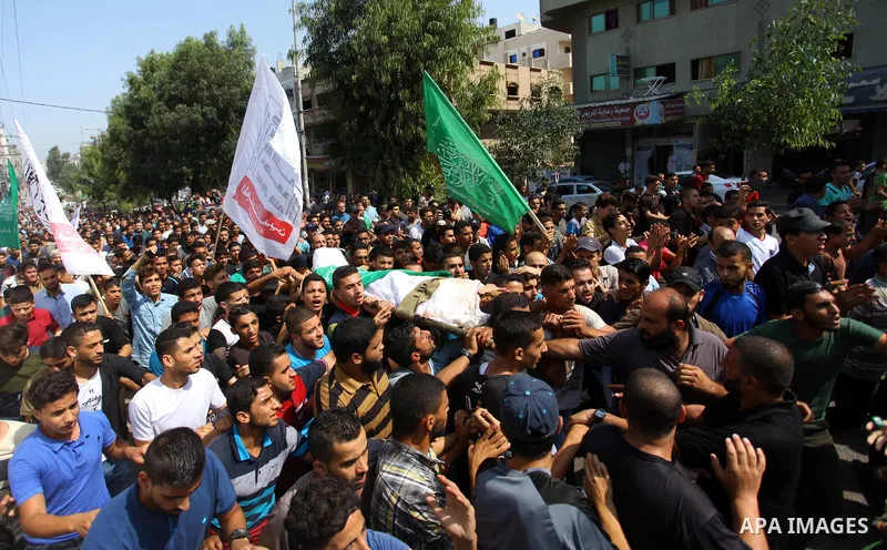 Mourners carry the body of Palestinian Mohammed Haniyeh who was shot dead by Israeli forces during clashes in tents protest where Palestinians demand the right to return to their homeland at the Israel-Gaza border, durin...