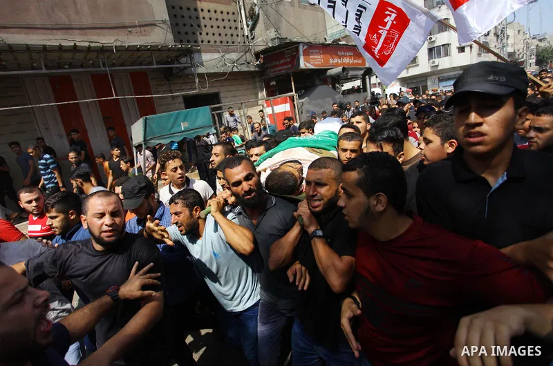 Mourners carry the body of Palestinian Mohammed Haniyeh who was shot dead by Israeli forces during clashes in tents protest where Palestinians demand the right to return to their homeland at the Israel-Gaza border, durin...