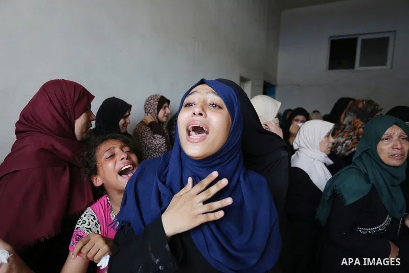 Relatives of Palestinian Mohammed Anshasi, 18, who was shot dead by Israeli forces during clashes in tents protest where Palestinians demand the right to return to their homeland at the Israel-Gaza border, mourn during h...