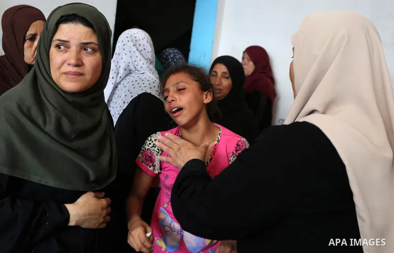 Relatives of Palestinian Mohammed Anshasi, 18, who was shot dead by Israeli forces during clashes in tents protest where Palestinians demand the right to return to their homeland at the Israel-Gaza border, mourn during h...