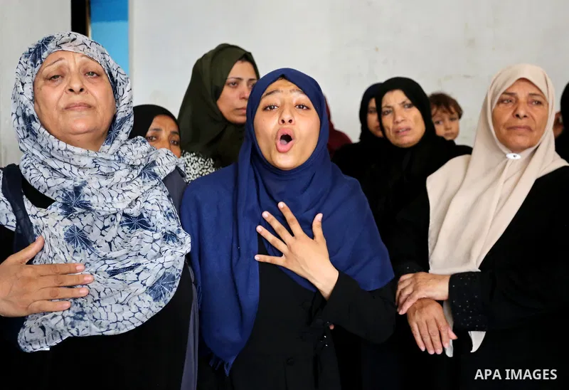 Relatives of Palestinian Mohammed Anshasi, 18, who was shot dead by Israeli forces during clashes in tents protest where Palestinians demand the right to return to their homeland at the Israel-Gaza border, mourn during h...
