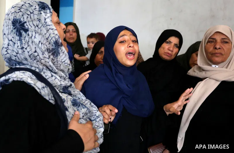 Relatives of Palestinian Mohammed Anshasi, 18, who was shot dead by Israeli forces during clashes in tents protest where Palestinians demand the right to return to their homeland at the Israel-Gaza border, mourn during h...