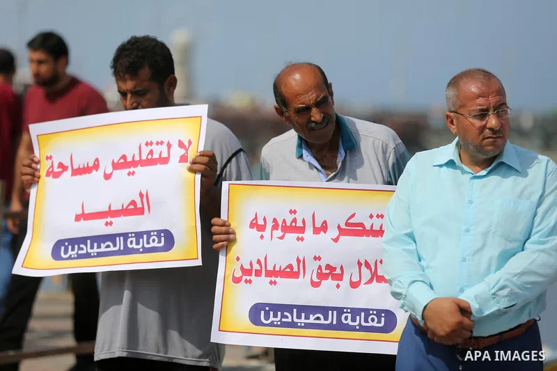 Palestinian fishermen take part in a protest to demand their rights at Gaza seaport on September 30, 2018. Photo by Ashraf Amra