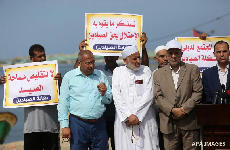 Palestinian fishermen take part in a protest to demand their rights at Gaza seaport on September 30, 2018. Photo by Ashraf Amra