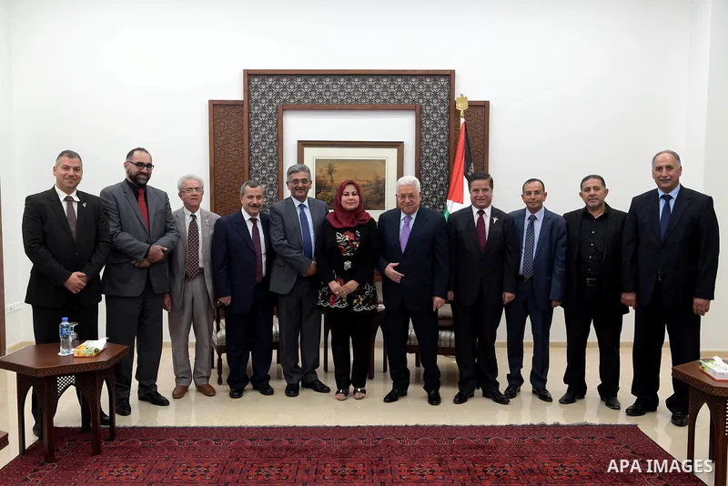 Palestinian President Mahmoud Abbas meets with a delegation from the doctors syndicate, in the West Bank city of Ramallah on September 30, 2018. Photo by Thaer Ganaim