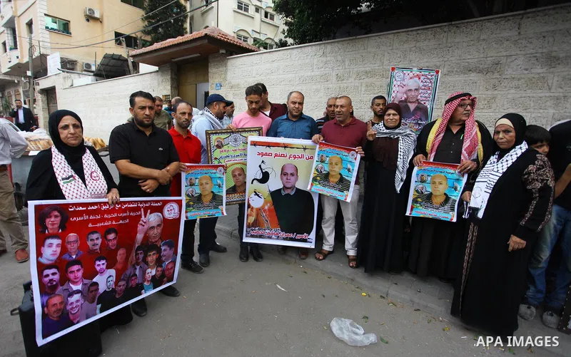 Palestinians take part in a protest to show solidarity with Palestinian prisoners held in Israeli jails, in front of Red cross office in Gaza city on October 1, 2018. Photo by Mahmoud Ajjour