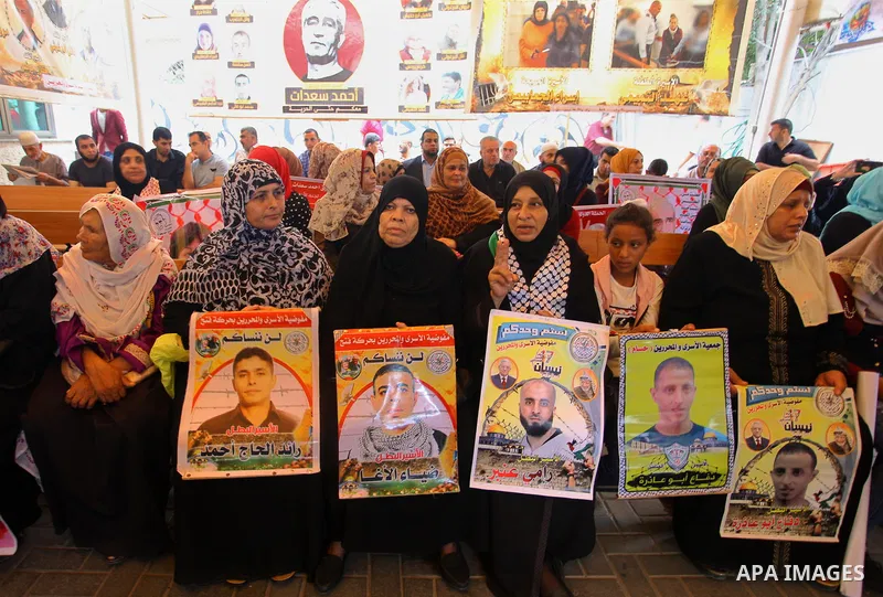 Palestinians take part in a protest to show solidarity with Palestinian prisoners held in Israeli jails, in front of Red cross office in Gaza city on October 1, 2018. Photo by Mahmoud Ajjour